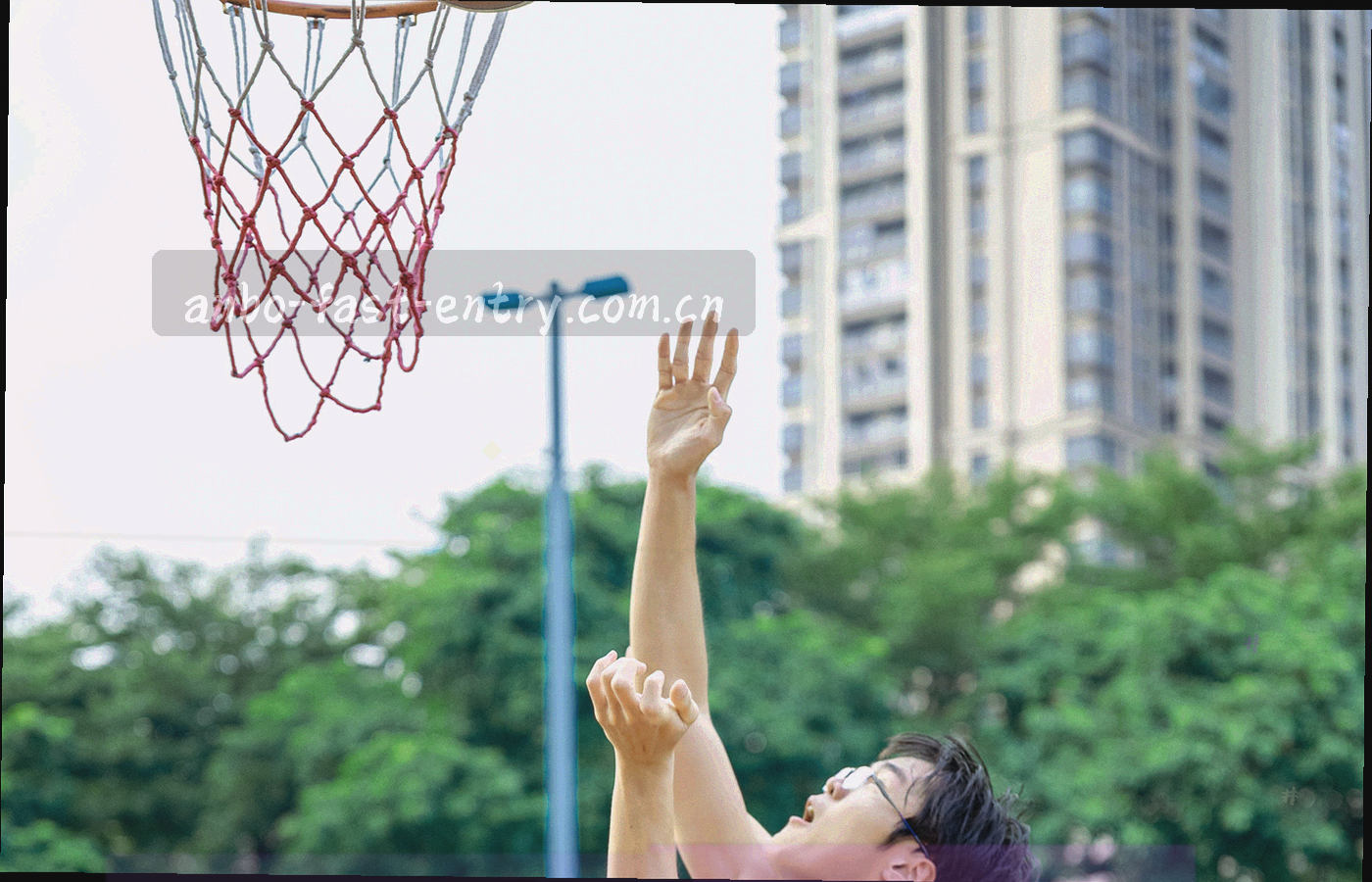 夜间球场一角与看台灯光的抽象构图