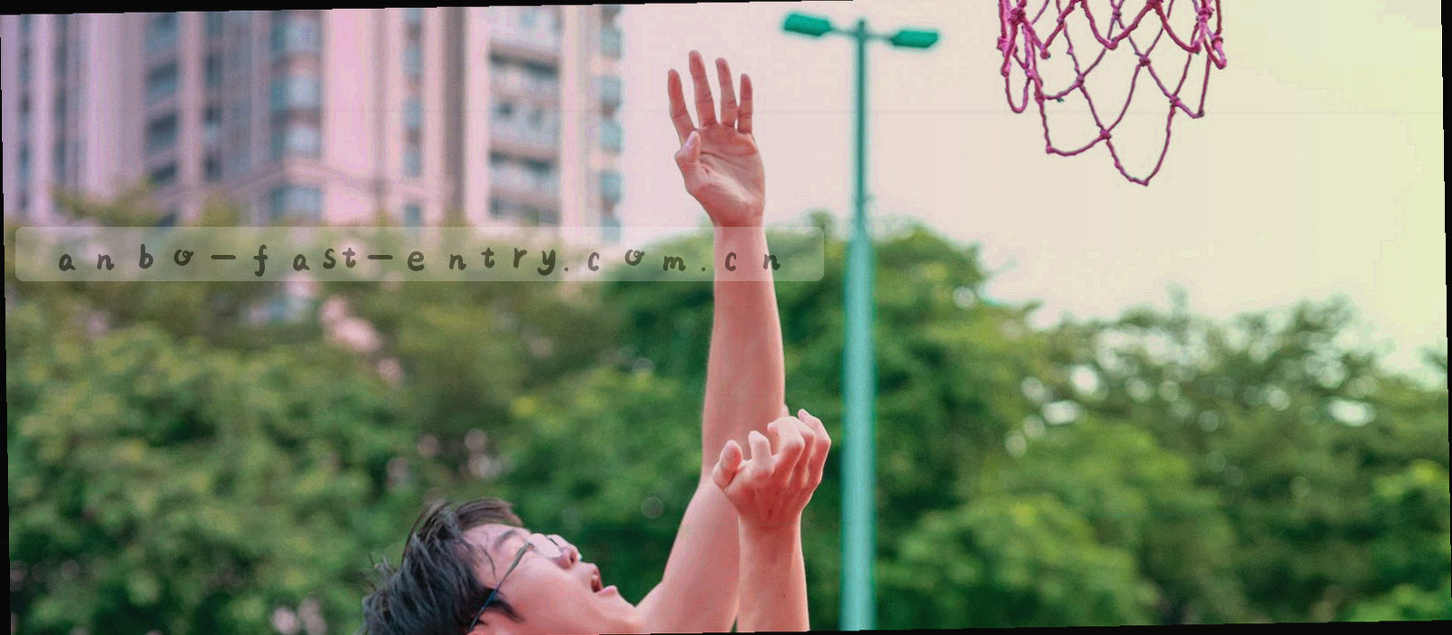 夜场看台的阶梯剪影与远处灯光照亮的球场，逆光拍摄，画面中没有可辨认人物